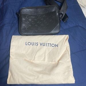 26 x 18.5 x 5 cm 
(Length x Height x Width)